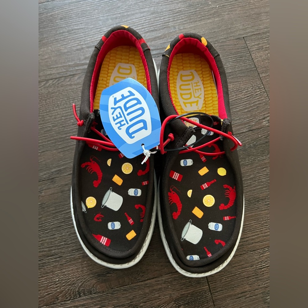 NWT size 9 Heydude Men's Wally Crawfish Print Slip-On Shoes.